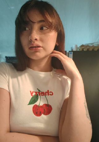 Maya saying hi on her live chat photo