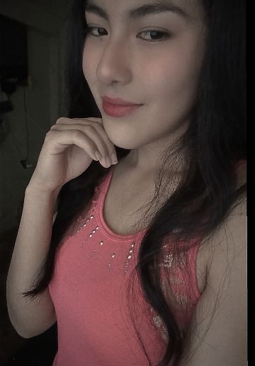 Isa waving hello on her JoyChat profile photo